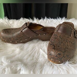 Nature brown leather clogs sz9.5